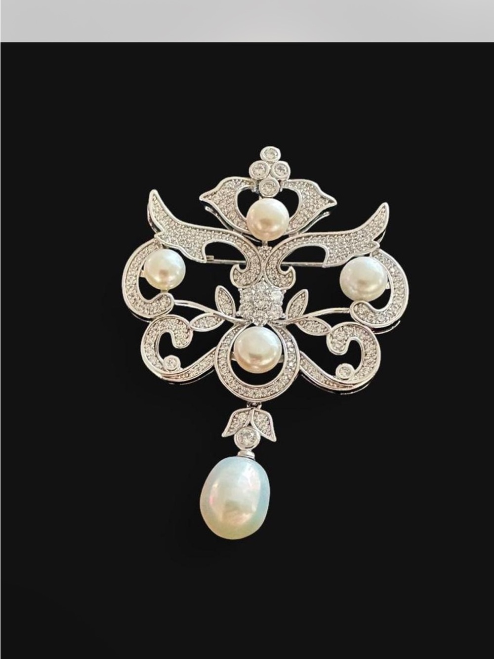 Antique Style Freshwater Pearl Brooch – White Gold Plated